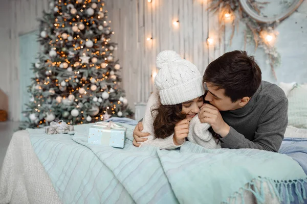 Birbirlerine aşık neşeli genç bir çift kış tatillerinde birlikte boş vakit geçiriyorlar. — Stok fotoğraf