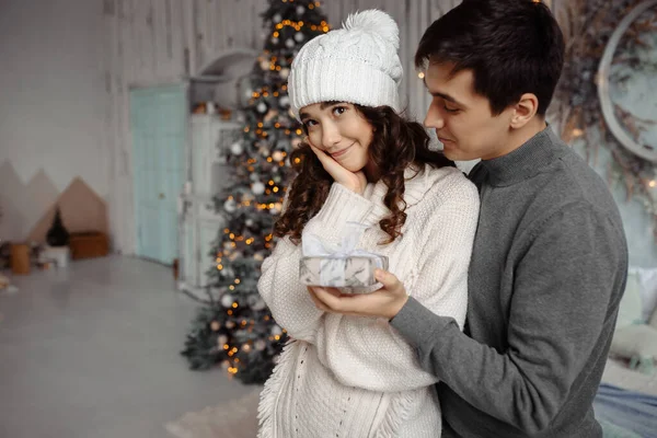 Man geeft een kerstcadeau aan zijn vriendin Rechtenvrije Stockfoto's