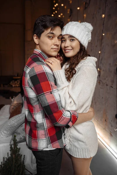 Portret van een verliefde jonge man en vrouw in winterkleding die knuffelen, plezier hebben samen. Rechtenvrije Stockafbeeldingen