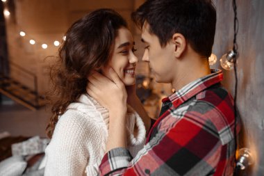 Hoş gülüşleri olan, birlikte vakit geçirmekten zevk alan pozitif beyaz bir çift.