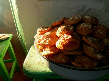 Pudra şekerli fırınlanmış kurabiye. Süslü Moğol Ulusal Fırını Güneş Işığında Yakın plan