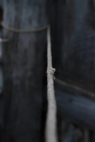 Oud Armoedig Touw Vastgebonden Aan Een Houten Hek — Stockfoto