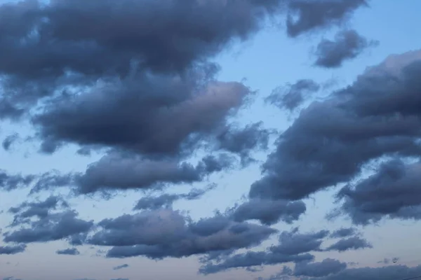 Flauschige Wolken Graue Wolkenlandschaft Und Blauer Himmel Bei Sonnenuntergang — Stockfoto