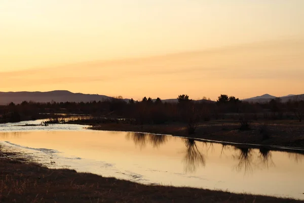 Zachód Słońca Widok Jesieni Rzeki Powierzchnia Wody Odzwierciedlające Świt Niebo — Zdjęcie stockowe