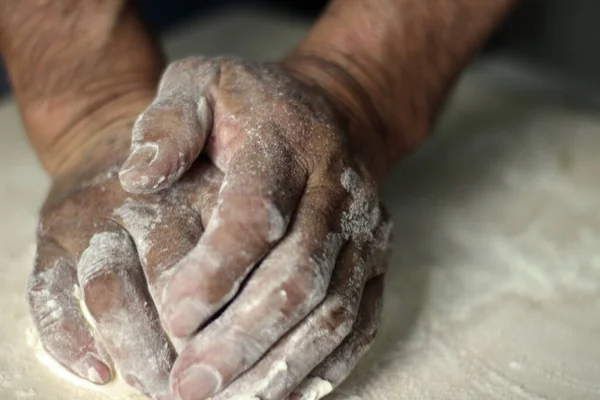 Yaşlı erkek Eller yakın plan adam ev yapımı erişteler için hamur işi, tahta tahtada un ile hamur tatlısı