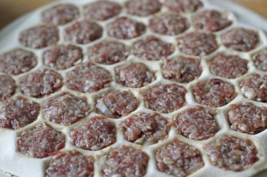 Rus hamur tatlısı yapma süreci. Kıyma ve hamurdan oluşan Rus mutfağı et yemeği.