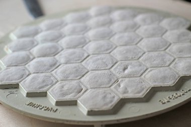 Rus hamur tatlısı yapma süreci. Kıyma ve hamurdan oluşan Rus mutfağı et yemeği.