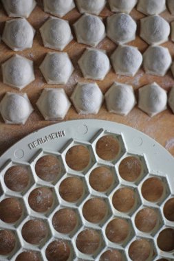 Rus hamur tatlısı yapma süreci. Kıyma ve hamurdan oluşan Rus mutfağı et yemeği.