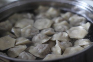 Hamur köfteleri kaynar suda bir tencerede pişirilir. Ev yapımı geleneksel Rus mutfağı, doğranmış et ve buğday hamuru.