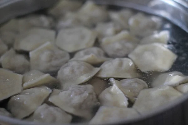 Dumplings Worden Gekookt Een Pan Kokend Water Zelfgemaakte Traditionele Russische — Stockfoto