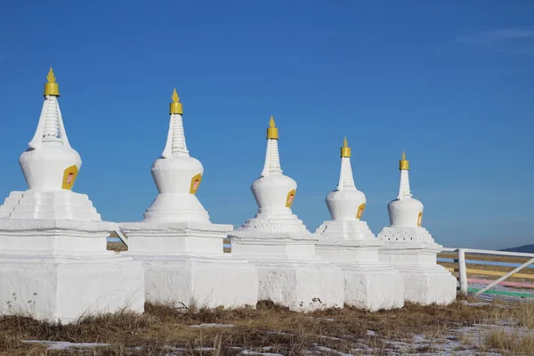 Budist, taştan yapılmış dua etmek için dini bir yer. Sonbahar mevsiminde beyaz heykeller 