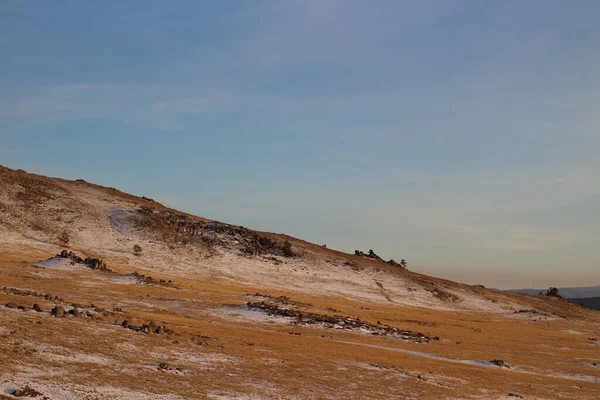 Pico Montanha Rochosa Com Grama Amarela Neve Pôr Sol Amanhecer — Fotografia de Stock