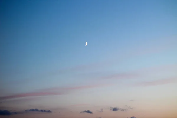 Półksiężyc Półksiężyc Zachód Słońca Błękitne Niebo Różowe Ciemne Chmury — Zdjęcie stockowe