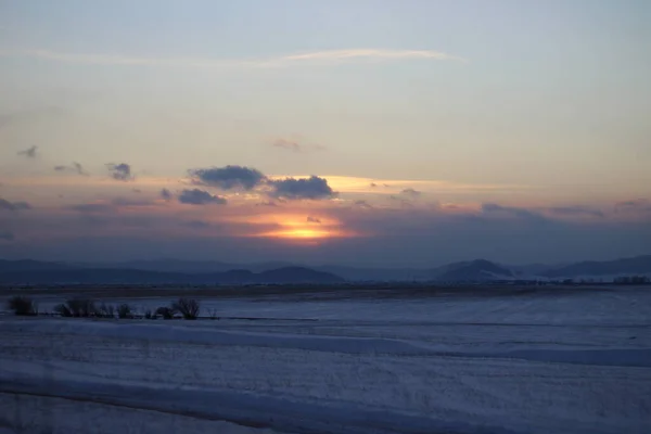 Χειμερινό Χιόνι Άποψη Πεδίο Στο Φως Ηλιοβασιλέματος — Φωτογραφία Αρχείου