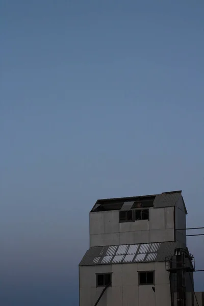 晴天夕阳西下废弃工业建筑农舍的废墟 — 图库照片