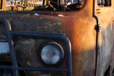 Eski yanmış arabanın kırık farları var. Hasarlı Minibüs Aracının Kırık Cam Yakın Çekimi 