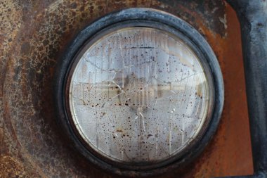 Eski yanmış arabanın kırık farları var. Hasarlı Minibüs Aracının Kırık Cam Yakın Çekimi 