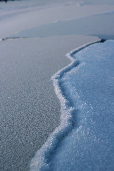 Pęknięty Lód Rzeczny Mróz Zbliżenie Zima Śnieg Powierzchni Tła — Zdjęcie stockowe