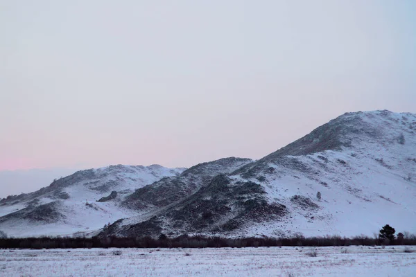 Montañas Nevadas Luz Del Atardecer Rocky Hill Cubierto Nieve Blanca — Foto de Stock