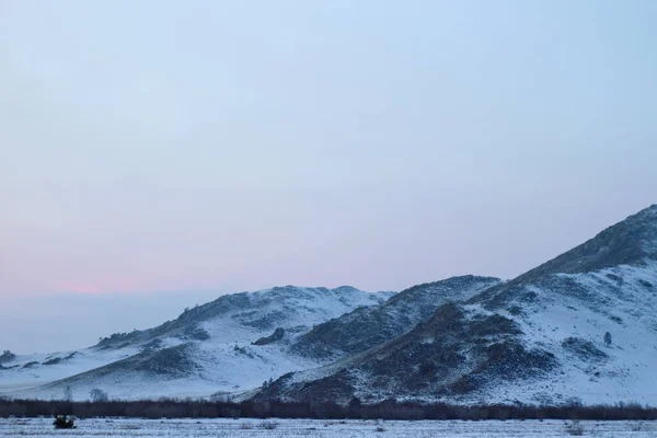 Montanhas Cobertas Neve Luz Pôr Sol Rocky Hill Coberto Com — Fotografia de Stock