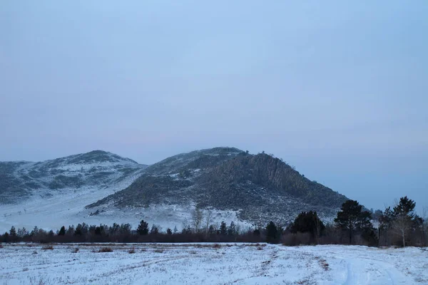 Montañas Nevadas Luz Del Atardecer Rocky Hill Cubierto Nieve Blanca — Foto de Stock