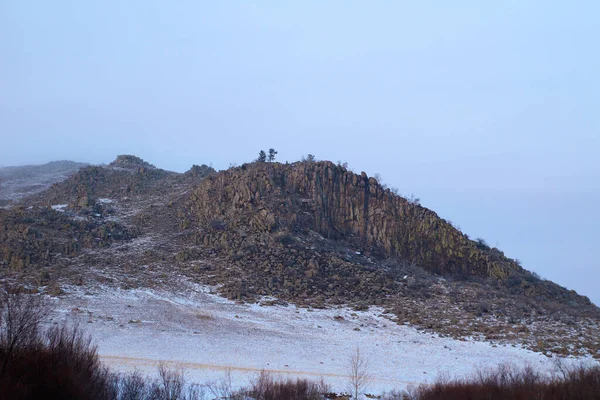 Hófödte Hegyek Naplemente Fényben Rocky Hill Borított Fehér Hideg Télen — Stock Fotó