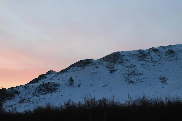 Montagne Innevate Nella Luce Del Tramonto Rocky Hill Coperto Neve — Foto Stock