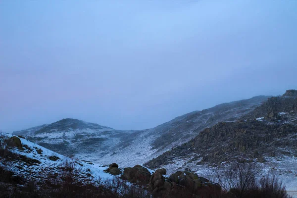 Montañas Nevadas Luz Del Atardecer Rocky Hill Cubierto Nieve Blanca — Foto de Stock