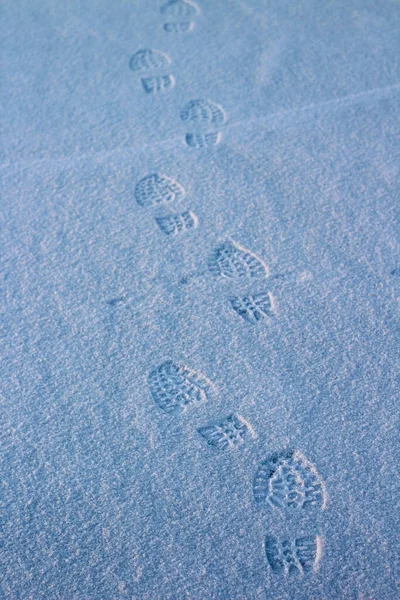 Menselijke Schoenen Zool Voetafdrukken Witte Sneeuw Ijs Rivier Oppervlak Winter — Stockfoto