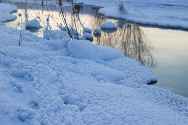 Hiver Rivière Libre Glace Source Chaude Berges Couvertes Neige Blanche — Photo