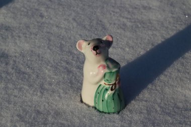 Ay Takvimi 'nin Fare Sembolü Kış Karında Küçük Porselen Şekil. Küçük Şirin Fare Heykelleri Zenginlik ve Sağlık Çantaları 