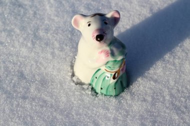 Ay Takvimi 'nin Fare Sembolü Kış Karında Küçük Porselen Şekil. Küçük Şirin Fare Heykelleri Zenginlik ve Sağlık Çantaları 