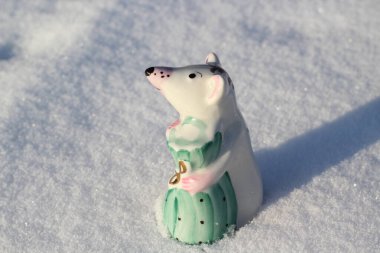 Ay Takvimi 'nin Fare Sembolü Kış Karında Küçük Porselen Şekil. Küçük Şirin Fare Heykelleri Zenginlik ve Sağlık Çantaları 