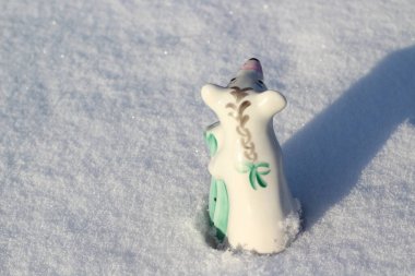 Ay Takvimi 'nin Fare Sembolü Kış Karında Küçük Porselen Şekil. Küçük Şirin Fare Heykelleri Zenginlik ve Sağlık Çantaları 