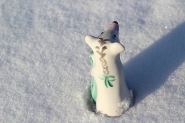 Ay Takvimi 'nin Fare Sembolü Kış Karında Küçük Porselen Şekil. Küçük Şirin Fare Heykelleri Zenginlik ve Sağlık Çantaları 