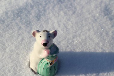 Ay Takvimi 'nin Fare Sembolü Kış Karında Küçük Porselen Şekil. Küçük Şirin Fare Heykelleri Zenginlik ve Sağlık Çantaları 