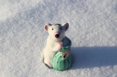 Ay Takvimi 'nin Fare Sembolü Kış Karında Küçük Porselen Şekil. Küçük Şirin Fare Heykelleri Zenginlik ve Sağlık Çantaları 