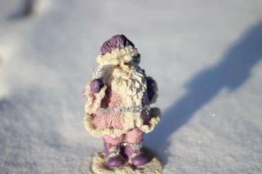 Beyaz Kar 'daki Noel Baba Heykeli. Pofuduk Sakallı Yaşlı Adam 'ın Yeni Yıl Figürü Hediyelerle dolu Zili Çalıyor 