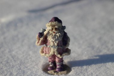 Beyaz Kar 'daki Noel Baba Heykeli. Pofuduk Sakallı Yaşlı Adam 'ın Yeni Yıl Figürü Hediyelerle dolu Zili Çalıyor 