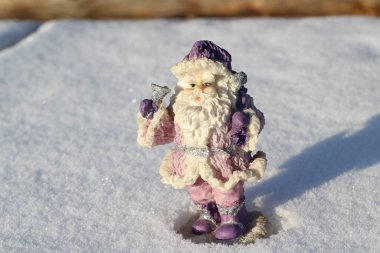 Beyaz Kar 'daki Noel Baba Heykeli. Pofuduk Sakallı Yaşlı Adam 'ın Yeni Yıl Figürü Hediyelerle dolu Zili Çalıyor 