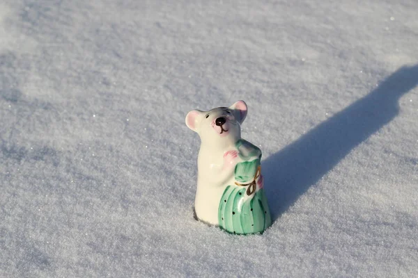 Ay Takvimi 'nin Fare Sembolü Kış Karında Küçük Porselen Şekil. Küçük Şirin Fare Heykelleri Zenginlik ve Sağlık Çantaları 