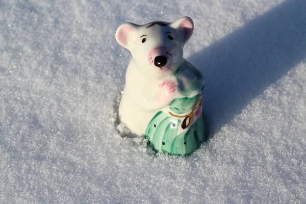 Ay Takvimi 'nin Fare Sembolü Kış Karında Küçük Porselen Şekil. Küçük Şirin Fare Heykelleri Zenginlik ve Sağlık Çantaları 