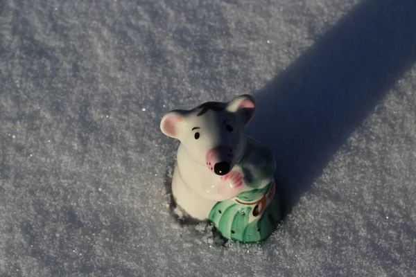 Ay Takvimi 'nin Fare Sembolü Kış Karında Küçük Porselen Şekil. Küçük Şirin Fare Heykelleri Zenginlik ve Sağlık Çantaları 