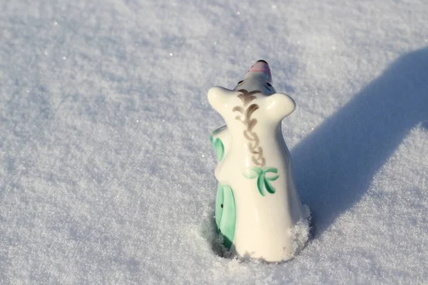 Ay Takvimi 'nin Fare Sembolü Kış Karında Küçük Porselen Şekil. Küçük Şirin Fare Heykelleri Zenginlik ve Sağlık Çantaları 