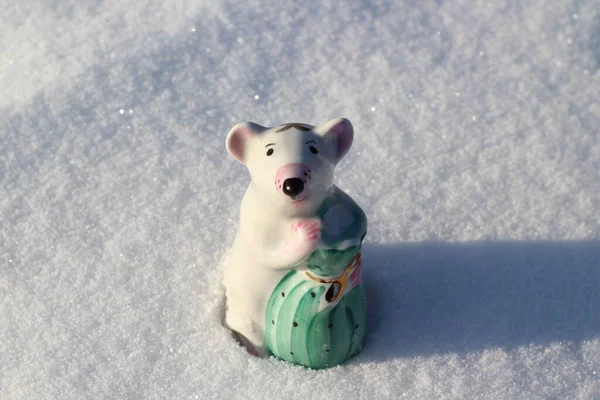 Ay Takvimi 'nin Fare Sembolü Kış Karında Küçük Porselen Şekil. Küçük Şirin Fare Heykelleri Zenginlik ve Sağlık Çantaları 