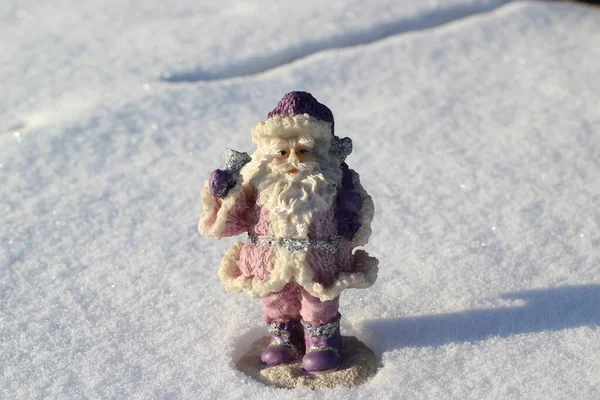 Beyaz Kar 'daki Noel Baba Heykeli. Pofuduk Sakallı Yaşlı Adam 'ın Yeni Yıl Figürü Hediyelerle dolu Zili Çalıyor 