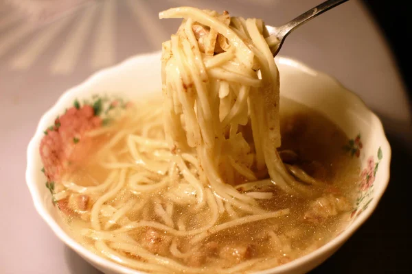 自家製の麺スープのボウル牛肉の塊と豊かなスープクローズアップ — ストック写真