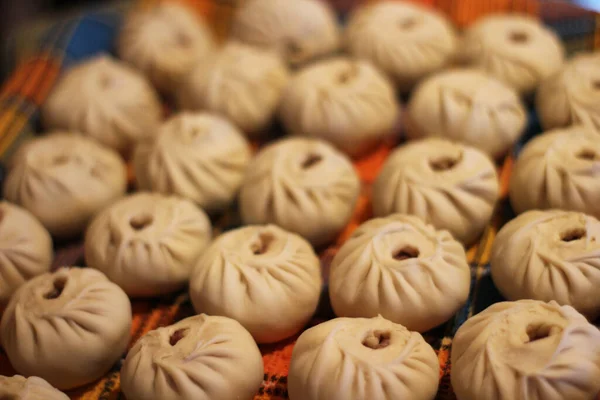 Geleneksel Asya Mutfak Yemekleri ve Doğranmış Et ve Hamur. Hamur köftesi hazırlama Yakın plan