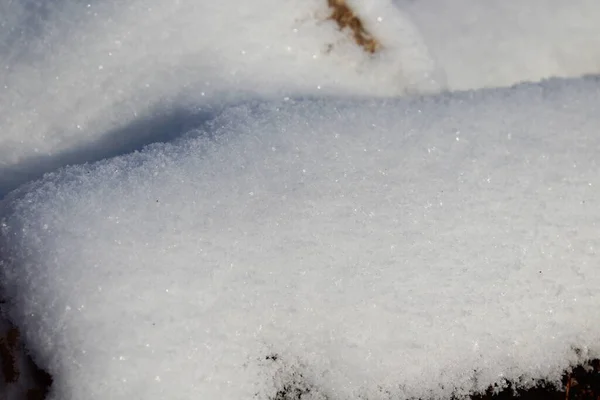 Stapel Brandhout Bedekt Met Witte Sneeuw Weerbestendige Gebarsten Houttextuur — Stockfoto