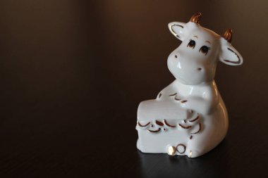 Ay takviminde 2021 Yılının Küçük Boğa Heykeli Sembolü. Boynuzlu Beyaz İnek Zenginlik ve Sağlık Kutusu 